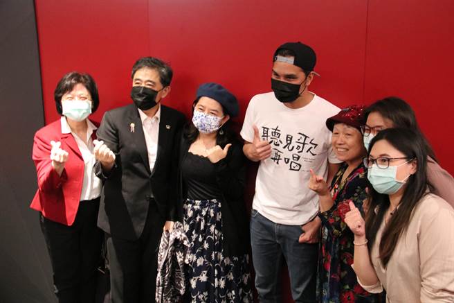 辅大医院包场赏电影《听见歌再唱》，映后男主角马志翔惊喜到场，眾人纷纷簇拥上前与他合影（戴上容摄）