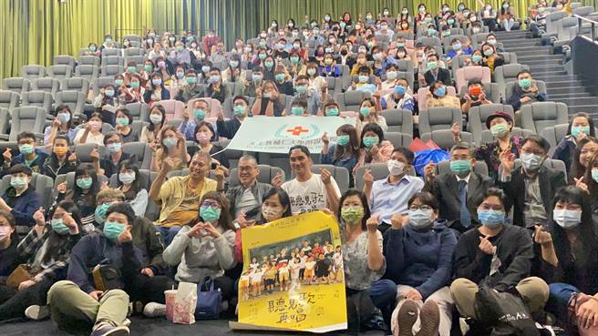 辅大医院《听见歌再唱》电影欣赏会现场嘉宾云集，现场座无虚席，齐聚200名辅大人。（戴上容摄）