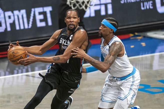 篮网前锋Kevin Durant(左)持球进攻。（美联社资料照）