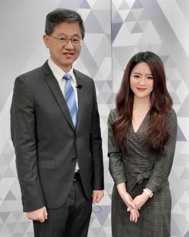 台湾运彩总经理林博泰(左)上时来运转节目，与主持人尉迟佩玉(右)谈运彩眉角。(林胜发摄)