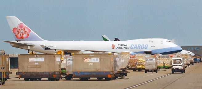 华航爆货机机师确诊，共9名机师和1名家属染疫，股价随之震盪小幅下跌，财经专家阮慕骅认为以华航的利润基础来看，若疫情控制得当，影响应该不大。（图／本报资料照片）