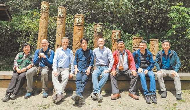 副总统赖清德昨与AIT台北办事处处长郦英杰伉俪、副处长谷立言伉俪、英国在台办事处代表邓元翰、新加坡驻台北商务办事处代表叶伟杰等人走访阿里山特富野古道及达邦部落，向好朋友们推荐台湾山林之美，也一起感受邹族的文化和热情。（摘自赖清德脸书）