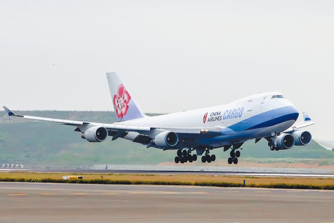 由于华航全力配合指挥中心疫调、扩大採检及加速打疫苗，必须适度调整航班，请旅客关注华航官网公告。图为华航货机降落桃园机场。（陈麒全摄）