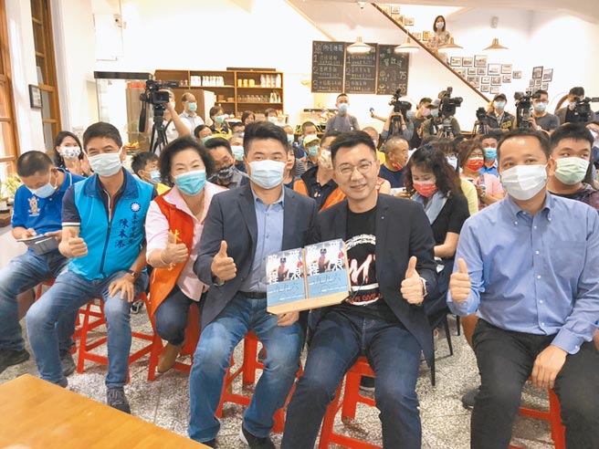 国民党主席江启臣（前右二）25日举办签书分享会，前立委顏宽恒（前右三）出席相挺。（中央社）