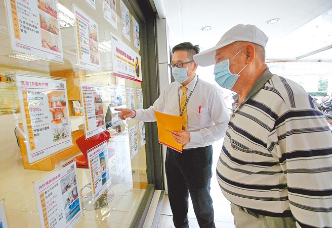 立法院财政委员会周四将审议《房屋税条例修正草案》，也就是「囤房税」，朝野立委与党团皆有提出版本税率甚至最高达10％。图为房仲业者向客人介绍房屋。（本报资料照片）