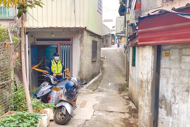 新竹李姓猪肉摊贩25日收摊时磨切肉刀不慎意外砍断自己的右大腿动脉死亡，警方拉起封锁线进入搜证。（民眾提供／罗浚滨新竹传真）