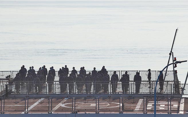 印尼海军一艘德制209型柴电潜舰「南加拉号」（KRI Nanggala）21日凌晨在峇厘岛北部海域进行排雷演习时突然失联，总统佐科威25日证实潜舰已经沉没，印尼军方也已寻获失踪潜舰，透过水下救援艇传回的影像，该潜舰断成3截－船身、船尾、主体，其中主体发现裂痕，舰上53名官兵悉数罹难。（美联社）