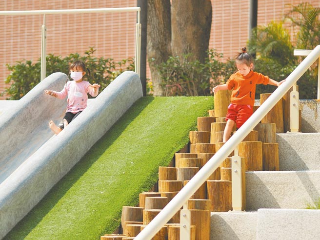客家文化馆后方的阶梯广场成功转型为沙坑游戏场后，也多了大坡面的溜滑梯，让孩子玩得不亦乐乎。（桃园市客家事务局提供）