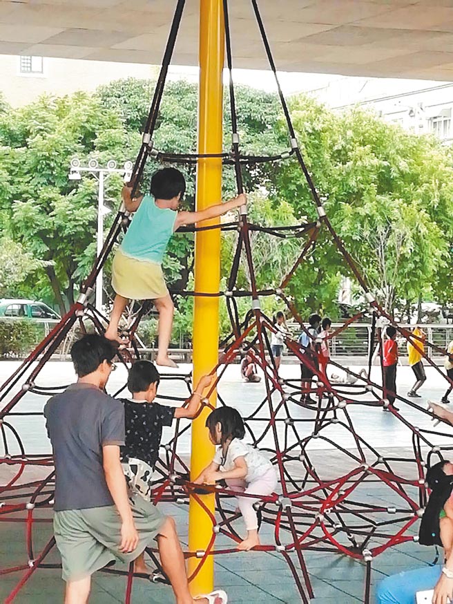 「龙潭亲子建设推广联盟」认为，当孩子在游戏场玩乐时，若不慎与其他孩子有衝突，可以用「游戏式语言」沟通，不仅能消弭亲子间的衝突，双方的负面情绪也能得到缓解。（龙亲盟提供）