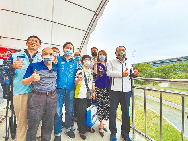 新北市长侯友宜（右一）25日下午视察板桥区湳仔沟整治成果。（叶书宏摄）