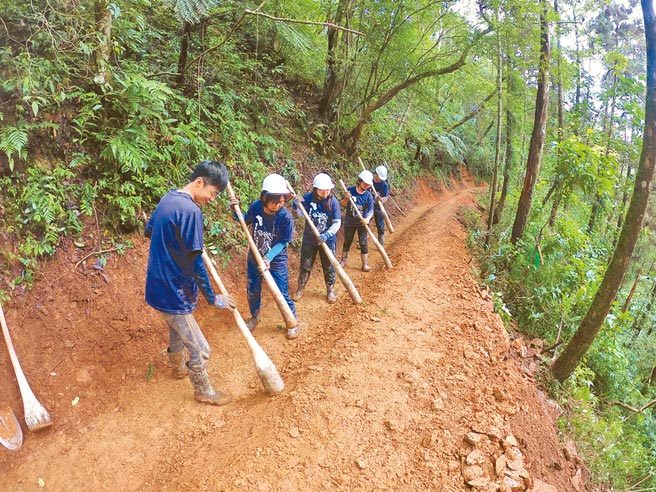 罗东林管处邀乡亲一同修復古水圳。（罗东林管处提供／李忠一宜兰传真）