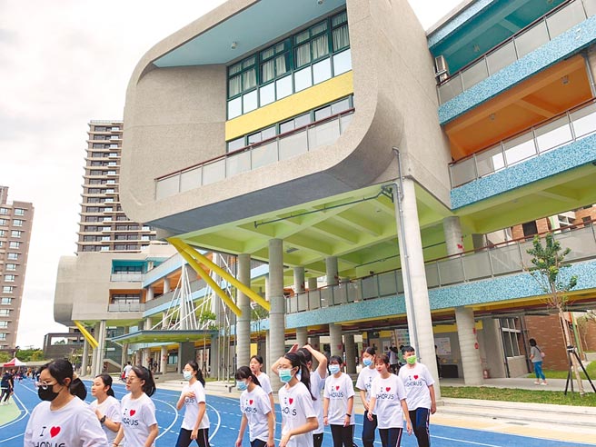 新北市府斥资6亿元新建三重区碧华国中新校舍，打造2栋教学大楼、1栋专科大楼和91间教室，25日揭牌启用。（许哲瑗摄）