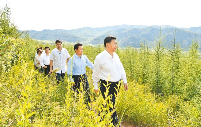 习近平今年3月全国两会期间到内蒙古代表团誓言要对反腐「算总帐」。图为他2019年到内蒙古考察调研。（新华社）