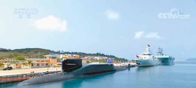 大陆长征18号艇、大连舰、海南舰23日在海南三亚军港集中交接入列。中共中央总书记、国家主席、中央军委主席习近平出席交接入列活动。（摘自央视）