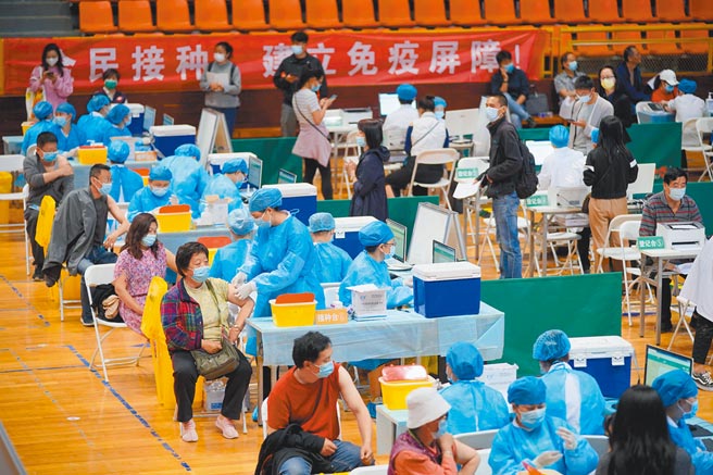 民眾有序接種疫苗。（中新社）