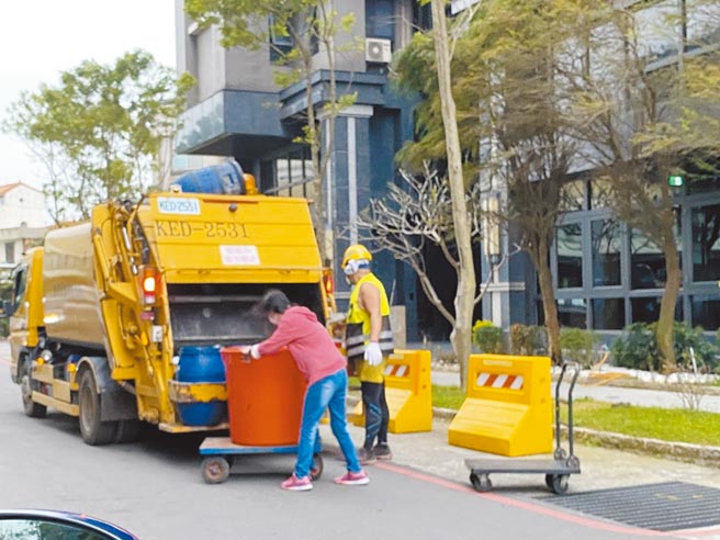 桃园人均垃圾量居六都之冠，环保局强调是各县市基准点不同，双北大楼垃圾多委外，但桃园市秉持服务市民立场，社区大楼、机关等都由清洁队协助清运。（蔡依珍摄）