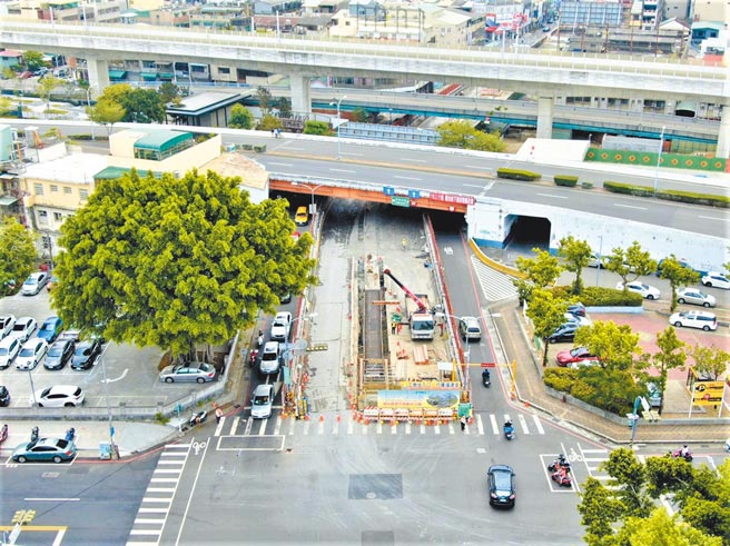 台中市国光路地下道填平工程提前第2阶段施工，将从4月27日至9月23日全面封闭地下道及建国南北路。（台中市政府提供／卢金足台中传真）