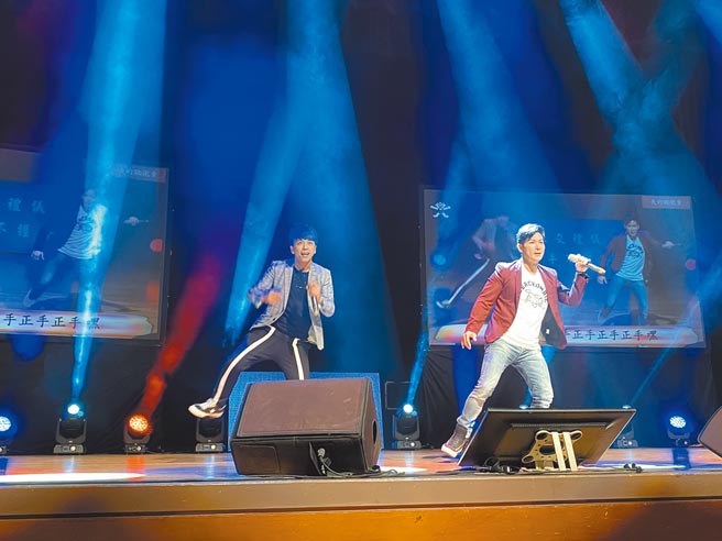 「让奉献成为一种荣耀」公益演唱会，25日在南投县文化局演艺厅登场，「台一线」熟男团体一现身，嗨唱「我的欧兜卖」，引爆开场。（张妍溱摄）