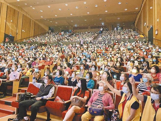 「让奉献成为一种荣耀」公益演唱会，25日在南投县文化局演艺厅登场，台上歌手劲歌热舞，台下挥舞萤光棒，场面嗨翻。（张妍溱摄）