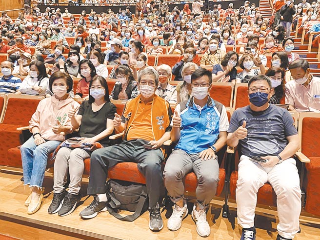 南投县议员张嘉哲（右2）、赖燕雪（左1），新竹市议员吴国宝（右1）、文化局副局长李玉兰（左2）等，齐聚公益演唱会，感谢志工辛劳。（张妍溱摄）