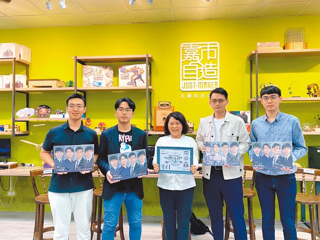 嘉義市長黃敏惠（中）與張量科技執行長顏伯勳（左二）、技術長李尚融（右二）、產品長侯淞喨（右一）及商業開發經理謝勛丞（左一）互贈紀念品。（張亦惠攝）