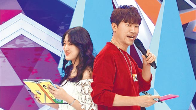 侯昌明（右）因女儿侯塞蕾的乖巧懂事，买了名牌包当作她的生日礼物。（中天综合台提供）