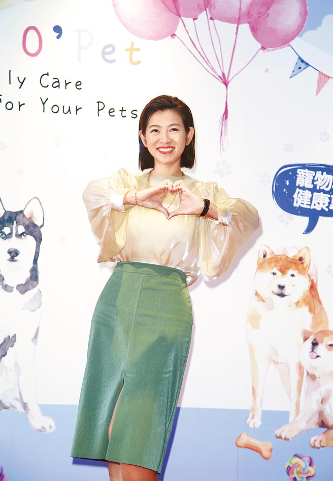 长期关怀流浪动物的米可白昨出席宠物产品活动，被关心情事。（陈俊吉摄）