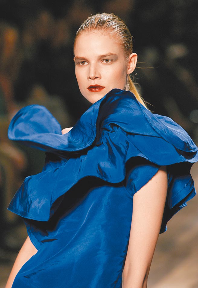 Lanvin时代的Alber Elbaz，带领荷叶边风潮，曾拿下包括CFDA国际设计师奖等大奖。（美联社）