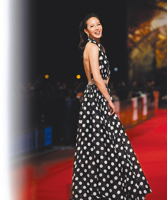 张钧宁爱穿Lanvin女神装，Alber Elbaz设计的波点露背晚礼服，让她在金钟奖展现甜美气质。（资料照片）