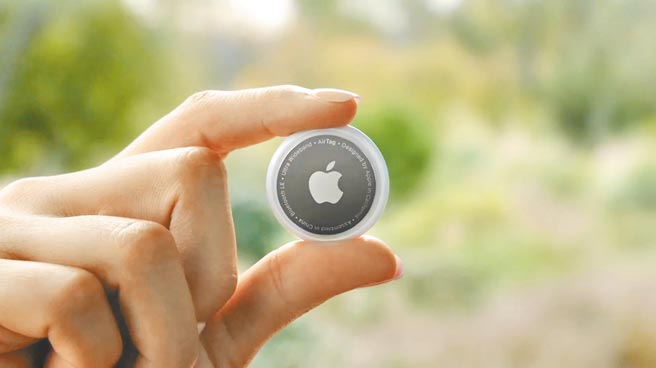 苹果推出全新的AirTag，定价为1个990元、4个为3390元，台湾暂未公布上市日期。（翻摄直播画面）