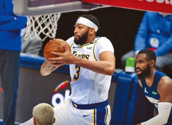 湖人不敵獨行俠，安東尼戴維斯傷癒歸隊後連續兩場手感冷冰冰。（路透）