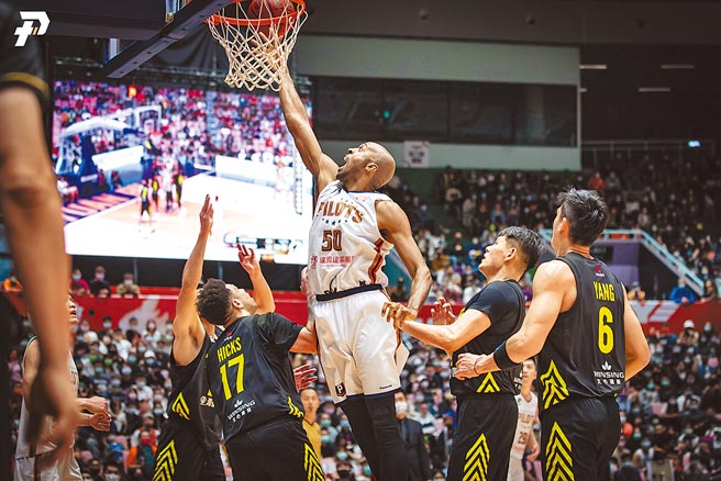 领航猿中锋戴维斯（中）在防守人群当中跳起，且顺利把球补进篮框。（PLG提供）