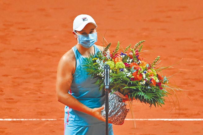 澳洲職業女網世界球后芭蒂在球場過生日，也用勝利送給自己一個最美好的禮物。（美聯社）