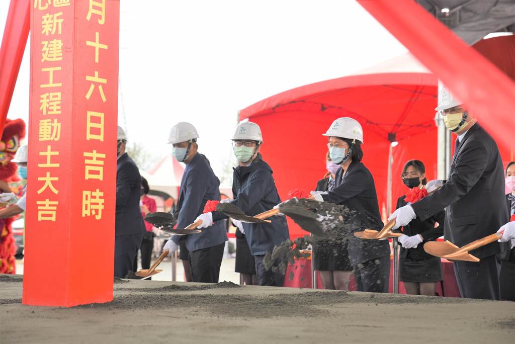 高雄市長陳其邁（左二）27日出席海洋科技產業創新專區離岸工程中心動土典禮。（林瑞益攝）