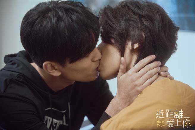《HIStory4-近距离爱上你》涂善存（左）与陈立安上演甜蜜早安吻，两人即兴演出亲了将近20次。（LINE TV提供）