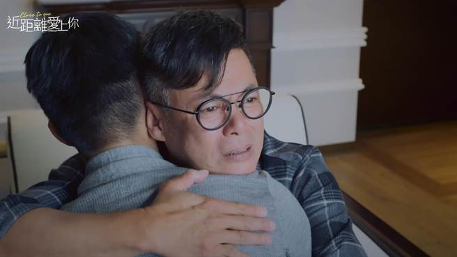 汪建民剧中与安俊朋和解拥抱，逼哭一票网友。（LINE TV提供
