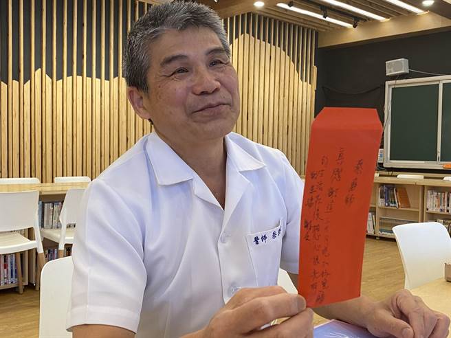 蔡荣发以佛心价帮梨山92岁长者制作全口假牙，老人家用文字表达感谢，蔡荣发说，没想到只是这样，老人家生活就从黑暗变光明。（冯惠宜摄）