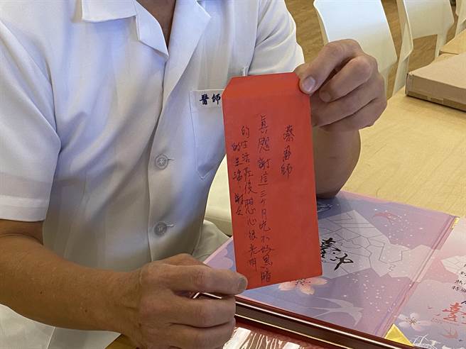 小小红包袋，来自梨山92岁长者对蔡荣发的感谢。（冯惠宜摄）