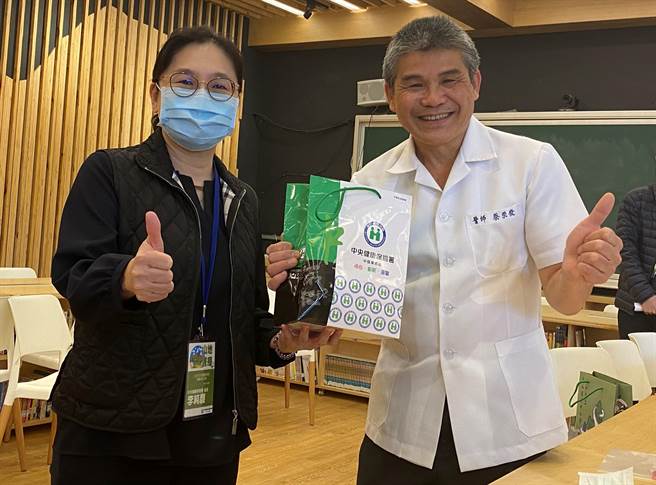 健保署中区业务组组长李纯馥4月中旬前往和平区梨山，感谢梨山卫生所牙医师蔡荣发长期守护当地民眾口腔健康，也称讚他把医疗当人生志业。（冯惠宜摄）