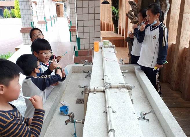 牙医师蔡荣发，进驻部落学校固定巡诊，透过卫教及定期检查让学龄孩子学会口腔保健，现在小朋友午餐后会相偕一起刷牙。（梨山国中小提供／冯惠宜台中传真）