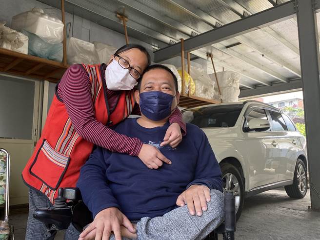 虽然先生遭受中风下半身瘫痪更形严重，但透过居家医疗介入，梨山地区环山部身障夫妻廖正中、陈佩玲不减恩爱，仍相互扶持。（冯惠宜摄）