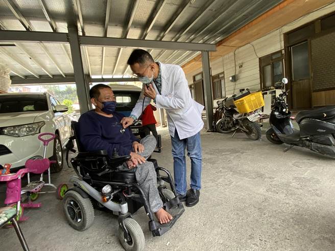 透健保署家庭医师整合照护计画，廖正中成为梨山卫生所列案居家医疗追踪的慢性病个案，卫生所主任姜明凯每个月一次到家访视。（冯惠宜摄）
