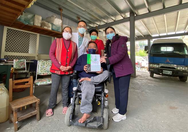 健保署中区业务组长李纯馥（右一）日前专程到梨山视查山地乡居家医疗现况，并随同梨山卫生所医护到环山部落探视廖正中，为他加油打气。（冯惠宜摄）