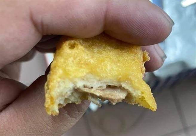 高雄有一位民在某知名连锁速食店买到包着大骨头的鸡块，因此感到气愤难耐。（图／脸书社团《爆料公社公开版》）