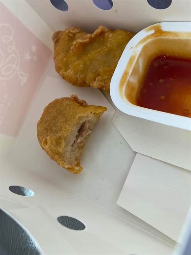 高雄就有一位民眾在某知名连锁速食店买到包着大骨头的鸡块，因此感到气愤难耐。（图／脸书社团《爆料公社公开版》）