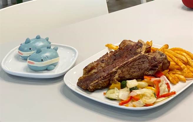 徐敏华分享IKEA内湖店的美食，其中鲨鱼包超吸睛。（翻摄主播妈咪徐敏华脸书）