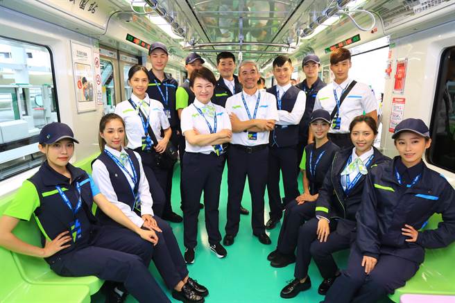 台中捷运正式营运，视障朋友写信给市长卢秀燕，肯定台铁与中捷服务无缝接轨。（卢金足摄）