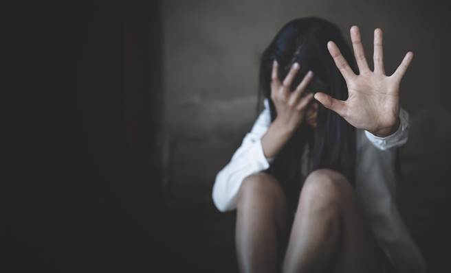 通缉犯何男透过交友软体认识女网友，趁对方不胜酒力、失去意识之际，约洪姓友人轮流性侵得逞，最终遭判刑。（示意图／Shutterstock）