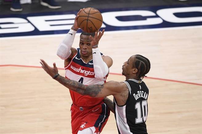 韦斯布鲁克再拿大三元，本季第29次，生涯第175次，距离歷史纪录只剩7步之遥。(美联社)