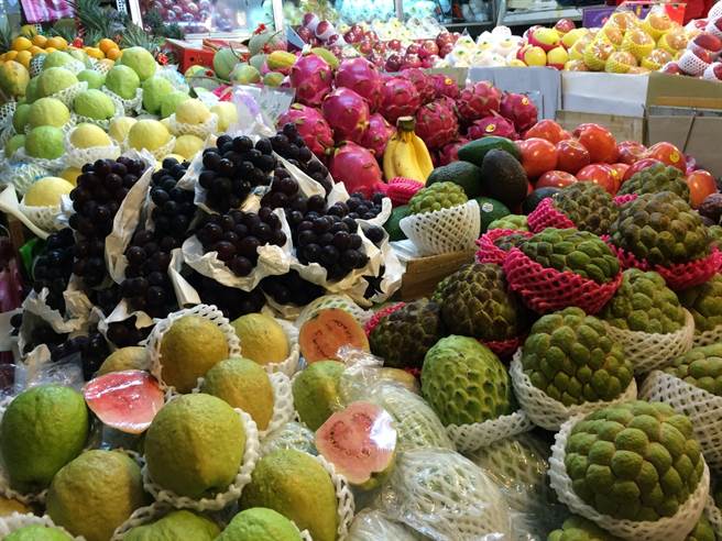 台湾许多水果店都会24小时营业，内行人表示，因为收店太麻烦，加上水果放太久卖相会变差，不如就一直开着加减卖。（图／Shutterstock）